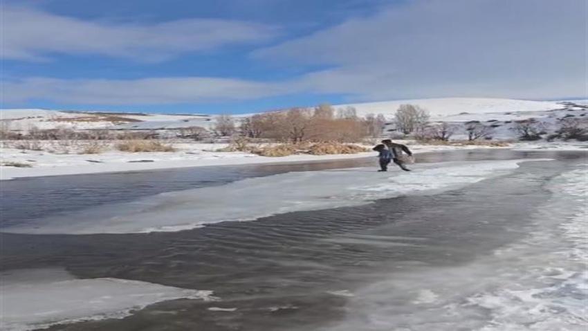 Donmuş nehirde buz kütlesini sal gibi kullandı!