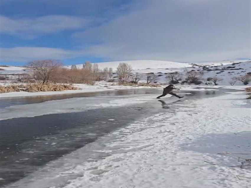 Donmuş nehirde buz kütlesini sal gibi kullandı!