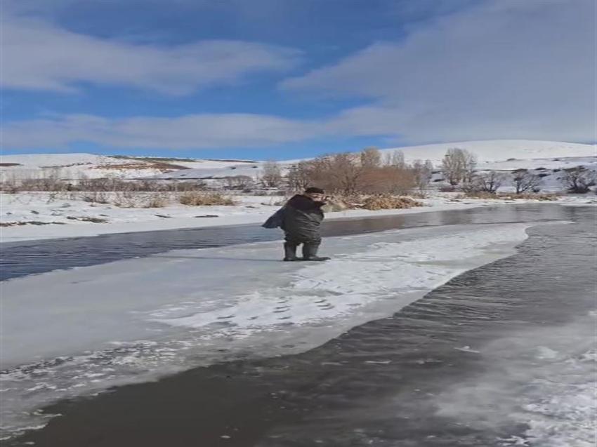 Donmuş nehirde buz kütlesini sal gibi kullandı!