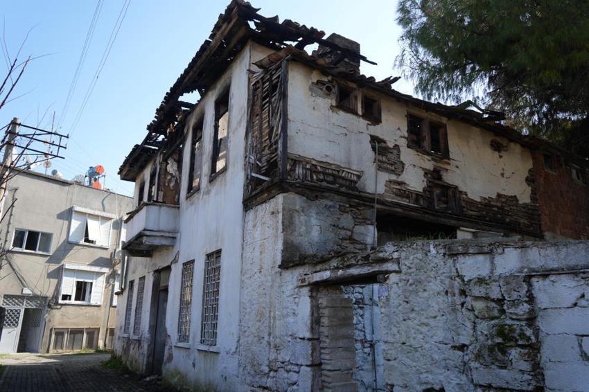 Antalya'da 150 yıllık tarihi konak küle döndü! Balbey'de tehlike artıyor: Mahalleli önlem alınmasını istedi