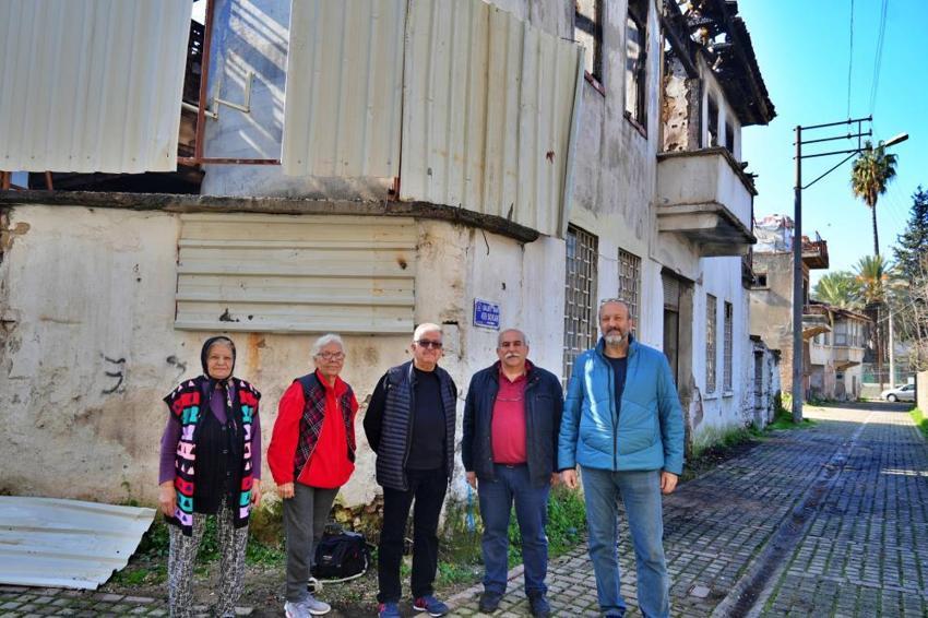 Antalya'da 150 yıllık tarihi konak küle döndü! Balbey'de tehlike artıyor: Mahalleli önlem alınmasını istedi