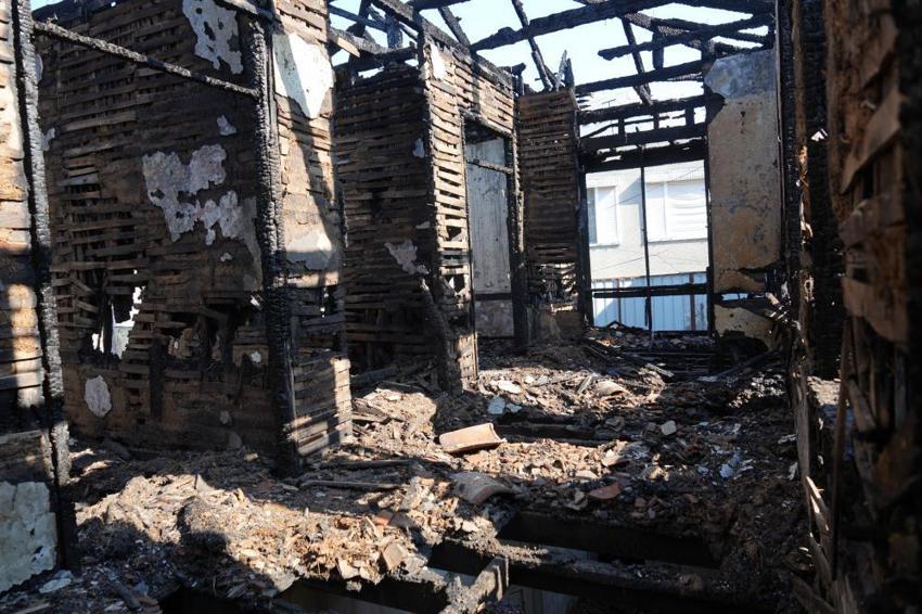 Antalya'da 150 yıllık tarihi konak küle döndü! Balbey'de tehlike artıyor: Mahalleli önlem alınmasını istedi