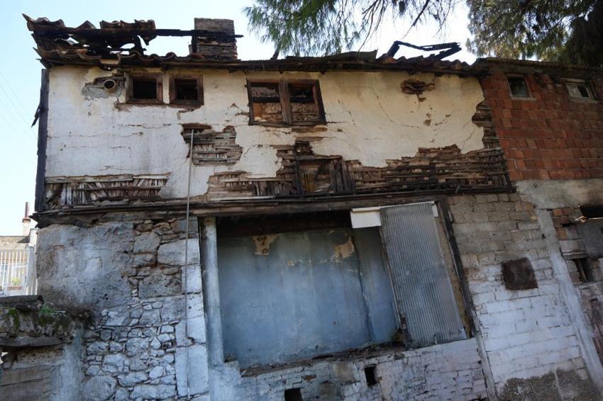 Antalya'da 150 yıllık tarihi konak küle döndü! Balbey'de tehlike artıyor: Mahalleli önlem alınmasını istedi