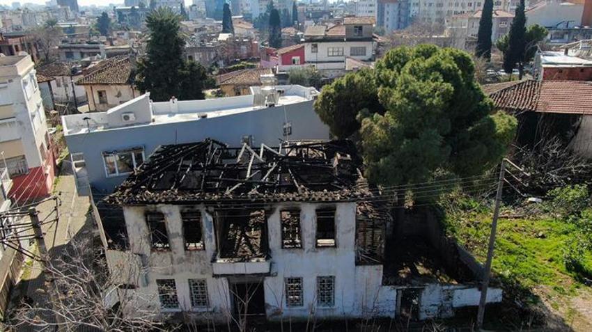 Antalya'da 150 yıllık tarihi konak küle döndü! Balbey'de tehlike artıyor: Mahalleli önlem alınmasını istedi