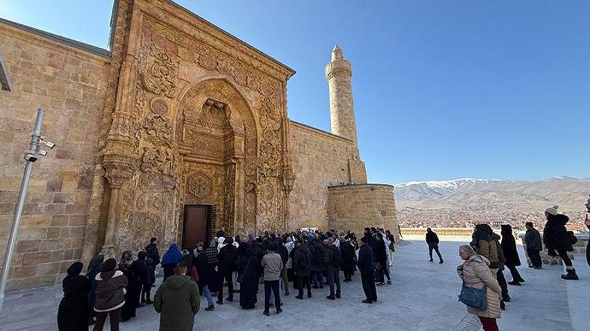 Masalsı Doğu Ekspresi'nin duraklarından Divriği Ulu Cami ziyaretçileri büyülüyor