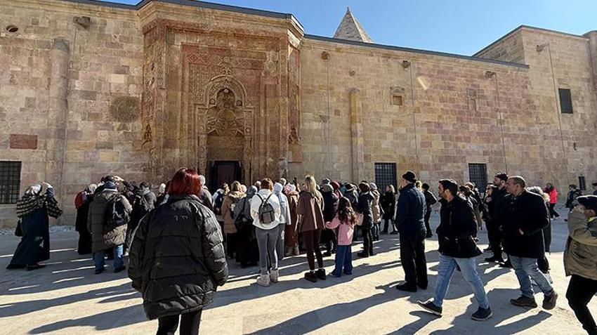 Masalsı Doğu Ekspresi'nin duraklarından Divriği Ulu Cami ziyaretçileri büyülüyor