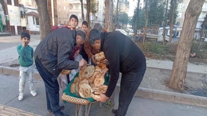 El arabasıyla tandır ekmeği satan çocuklar Diyarbakır'ın maskotu oldular