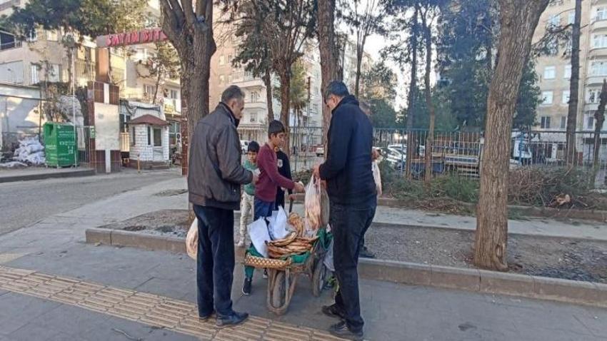 El arabasıyla tandır ekmeği satan çocuklar Diyarbakır'ın maskotu oldular