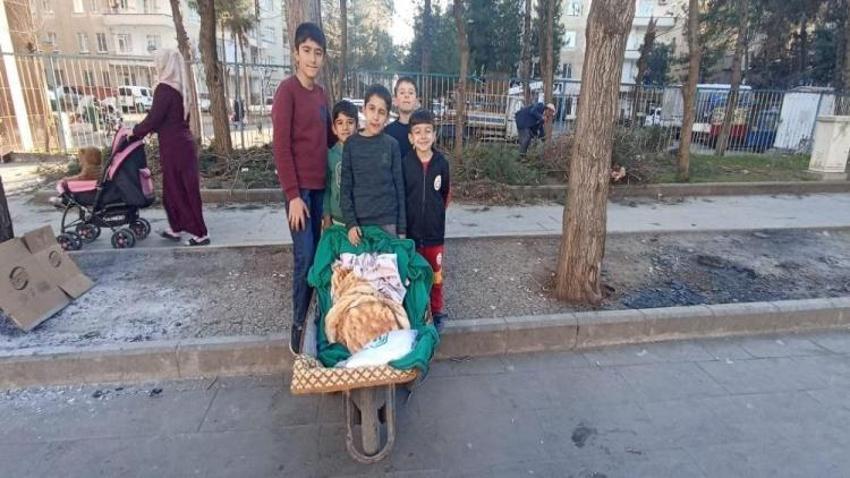 El arabasıyla tandır ekmeği satan çocuklar Diyarbakır'ın maskotu oldular