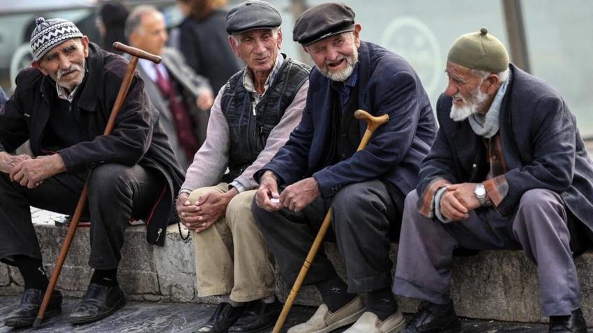 Emekliler haberi bekliyor! Bayram ikramiyesine zam yolda: İşte masadaki rakam