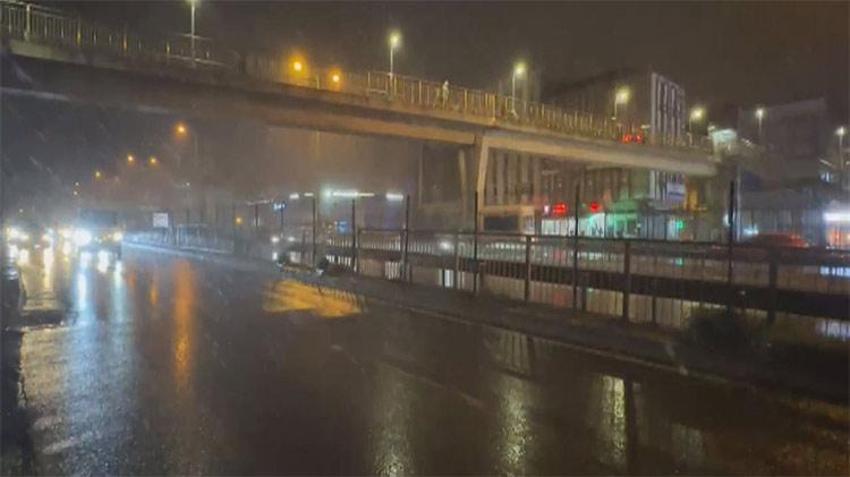 İstanbul'da beklenen kar yağışı başladı! 19 ilçede lapa lapa kar yağacak, AKOM devrede