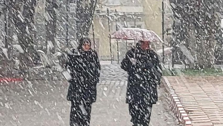Lapa lapa kar yağışı yurdu etkisi altına aldı, 27 şehir için sarı kodlu uyarı geldi