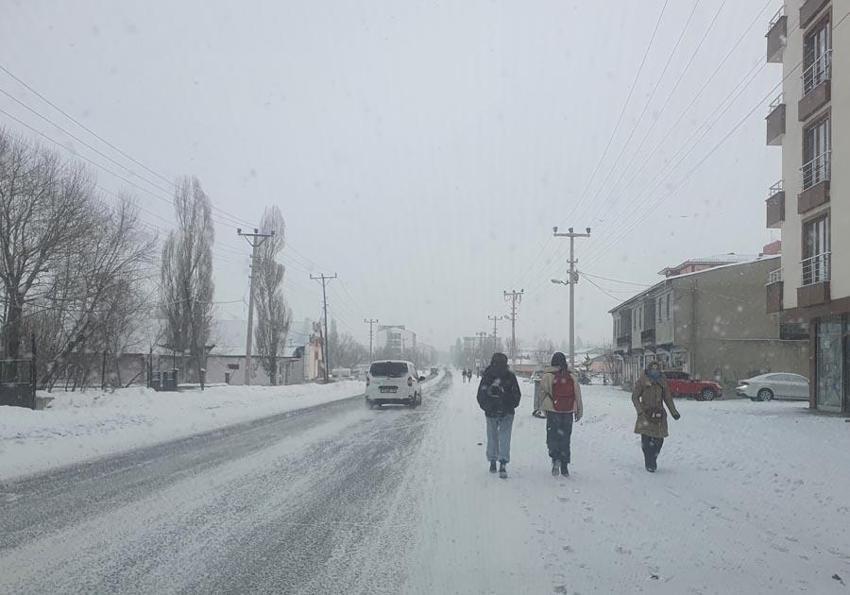 Lapa lapa kar yağışı yurdu etkisi altına aldı, 27 şehir için sarı kodlu uyarı geldi