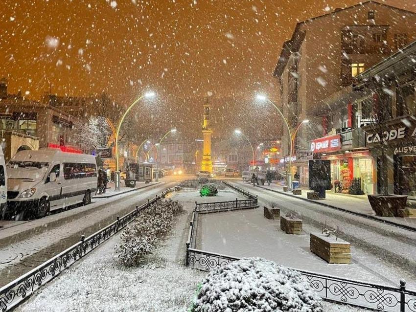 Lapa lapa kar yağışı yurdu etkisi altına aldı, 27 şehir için sarı kodlu uyarı geldi