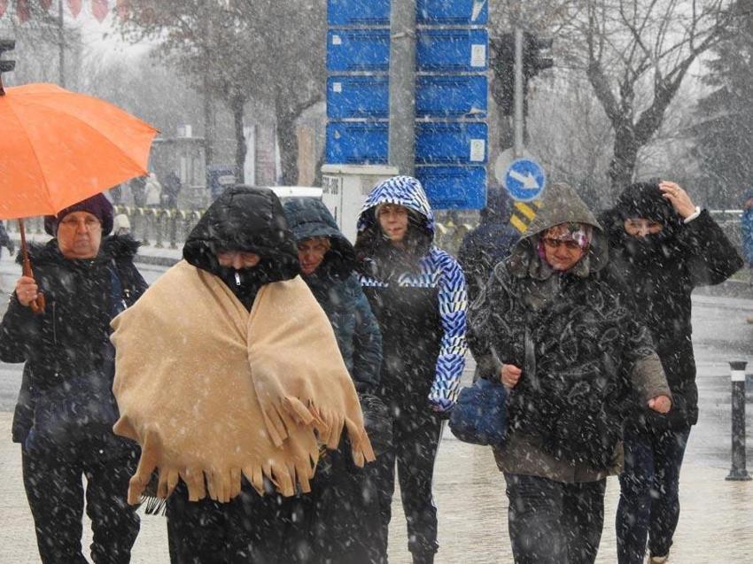 Lapa lapa kar yağışı yurdu etkisi altına aldı, 27 şehir için sarı kodlu uyarı geldi