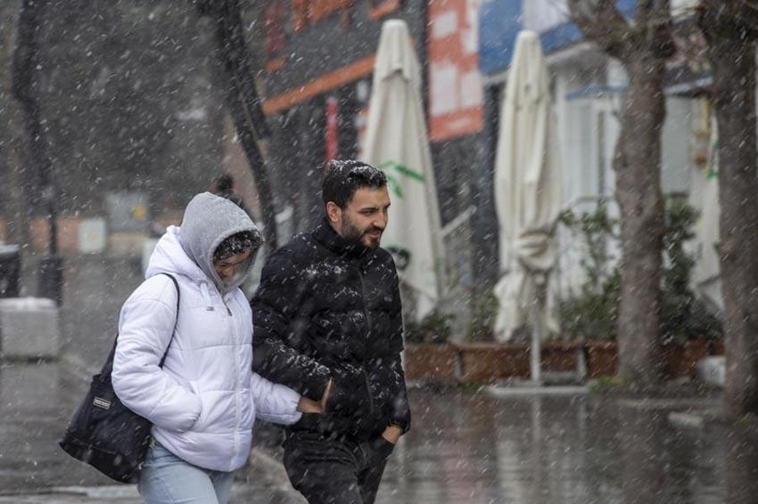 Lapa lapa kar yağışı yurdu etkisi altına aldı, 27 şehir için sarı kodlu uyarı geldi