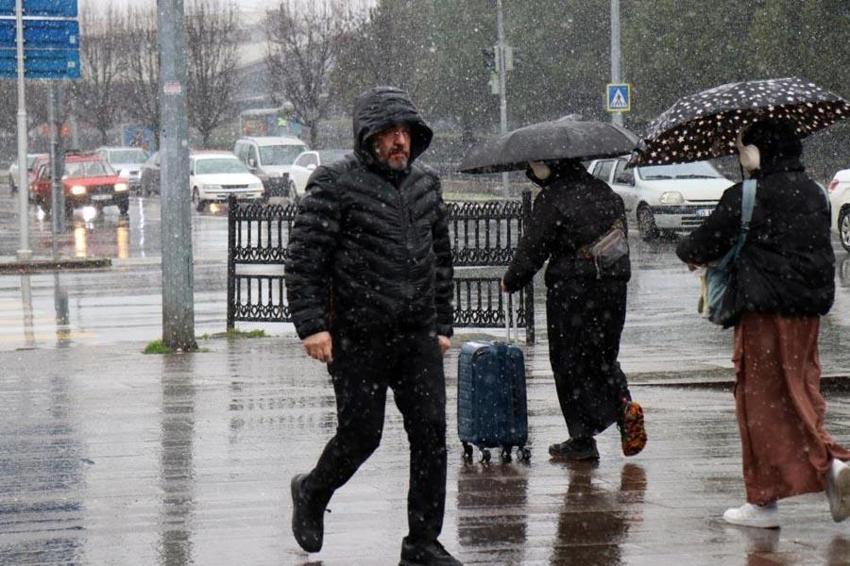 Lapa lapa kar yağışı yurdu etkisi altına aldı, 27 şehir için sarı kodlu uyarı geldi