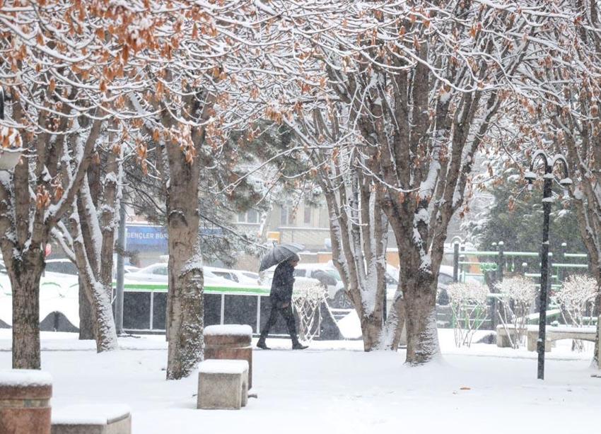 Meteoroloji'den kuvvetli kar yağışı ve fırtına uyarısı: Birçok ilde okullar tatil edildi! Bu illere dikkat