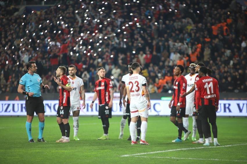 Dursun Özbek, menajerlerin dediği yapmak zorunda kaldı! Carlos Cuesta sonrası Juanlu Sanchez geliyor