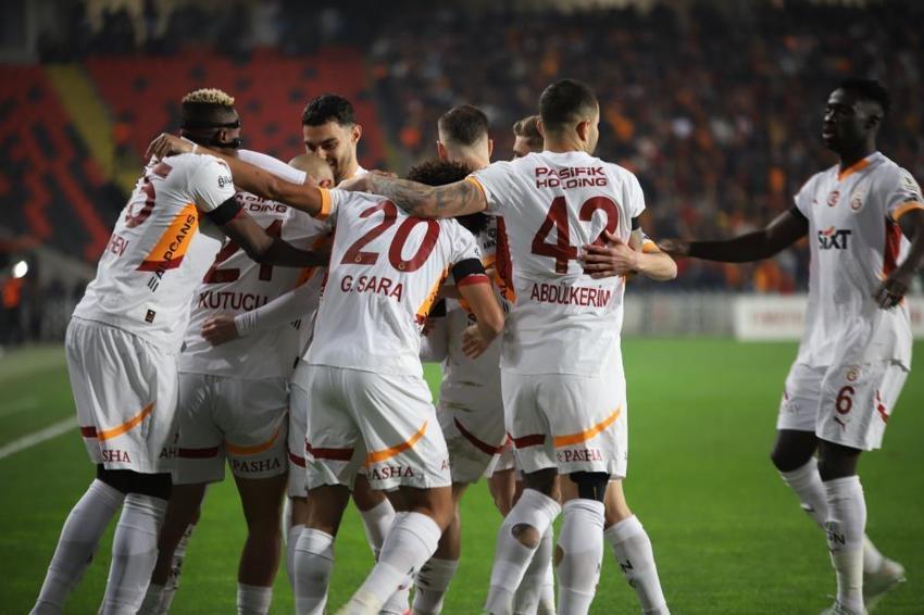 Dursun Özbek, menajerlerin dediği yapmak zorunda kaldı! Carlos Cuesta sonrası Juanlu Sanchez geliyor