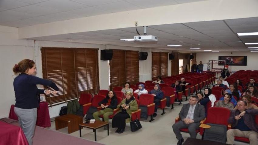 2 yıl sonra mesleğine dönen depremzede öğretmen, işaret dili eğitimi veriyor