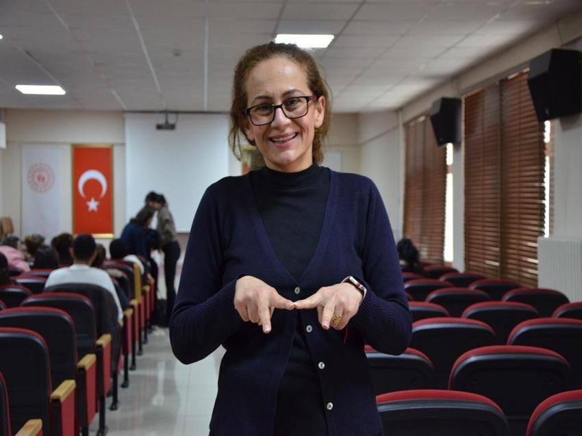 2 yıl sonra mesleğine dönen depremzede öğretmen, işaret dili eğitimi veriyor