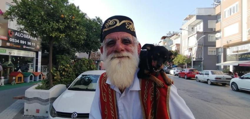 Tuvalete gittiğine pişman oldu: Yıllardır omuzundan indirmediği köpeğini sahipsiz diye aldılar