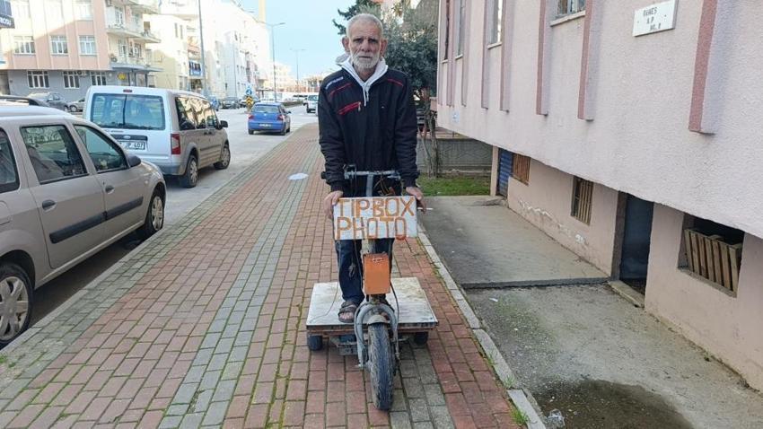 Tuvalete gittiğine pişman oldu: Yıllardır omuzundan indirmediği köpeğini sahipsiz diye aldılar
