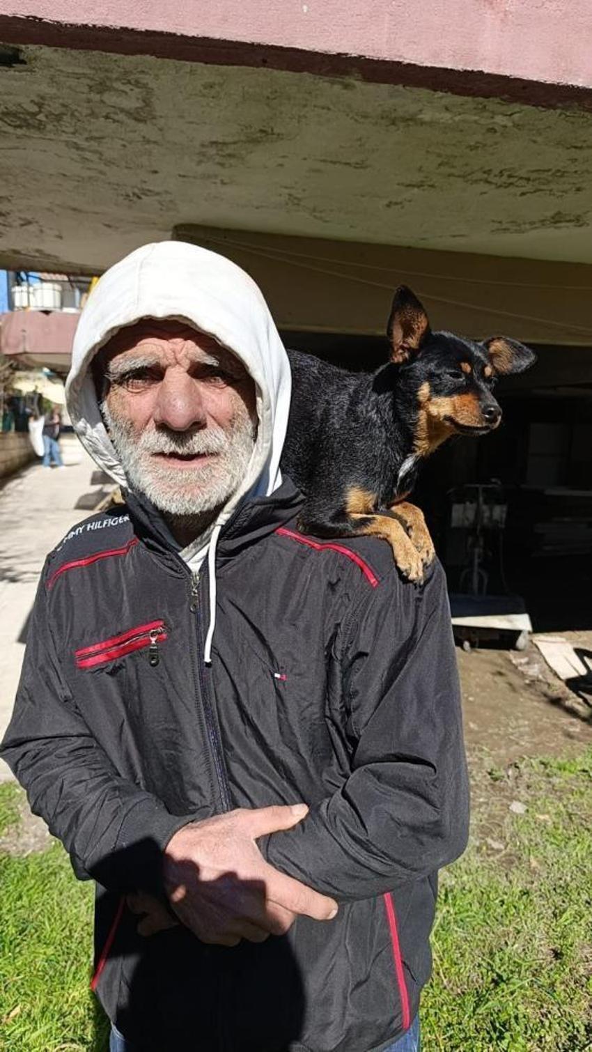 Tuvalete gittiğine pişman oldu: Yıllardır omuzundan indirmediği köpeğini sahipsiz diye aldılar