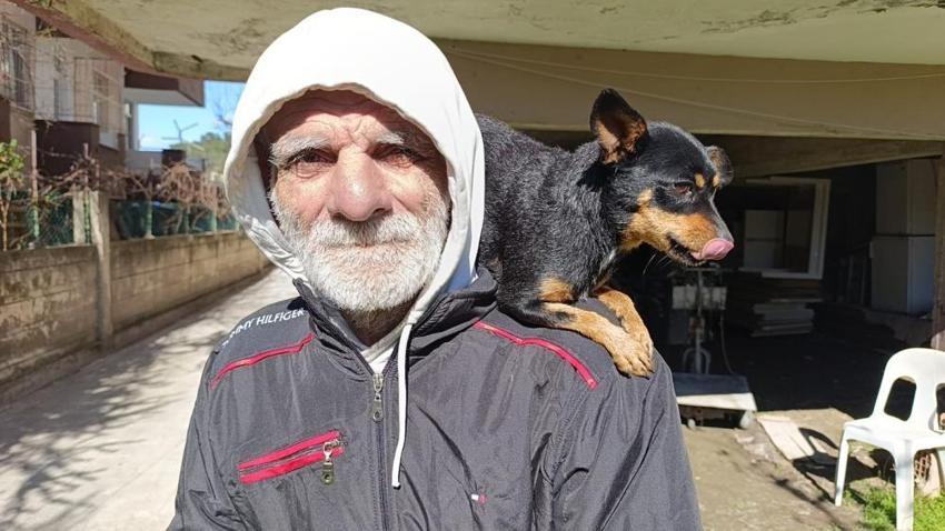 Tuvalete gittiğine pişman oldu: Yıllardır omuzundan indirmediği köpeğini sahipsiz diye aldılar