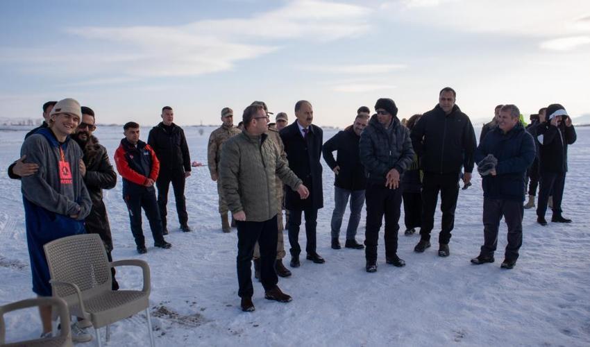 Kars'ta donmuş Çıldır Gölü'nde nefes kesen gösteri! Buz üstünde özel motosikletle bir ilki gerçekleştirdi