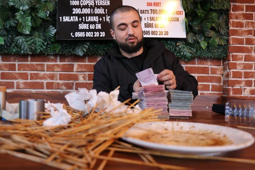 İstanbul'dan Denizli'ye çöp şiş yemeye geldi! Hem karnını doyurdu hem de 300 bin lira kazandı