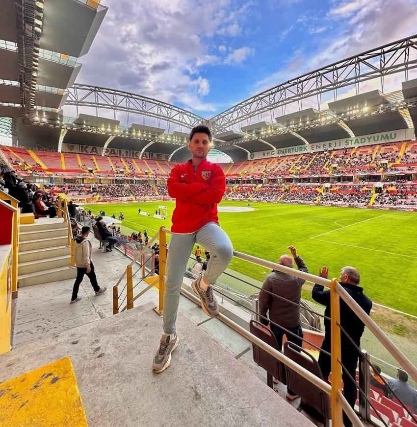 Niğde'de öğrenci evinde dehşet! 23 yaşındaki Pelin erkek arkadaşını kalbinden bıçakladı, arkadaşıyla mesajları şoke etti