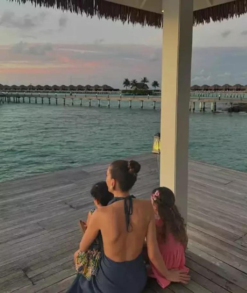 Sinem Kobal tatil pozlarını paylaştı! Kızı Lalin ve Leyla da yanında