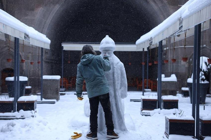 Kar yağışı durdu, onlar kolları sıvadı! Mimar Sinan'ın heykelini yaptılar