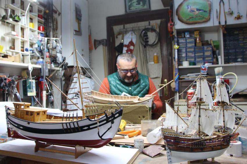 Hobi olarak başladı, dünya markası oldu: 40 metrekarelik dükkanda yaptığı gemi maketlerini Amerika'ya gönderiyor