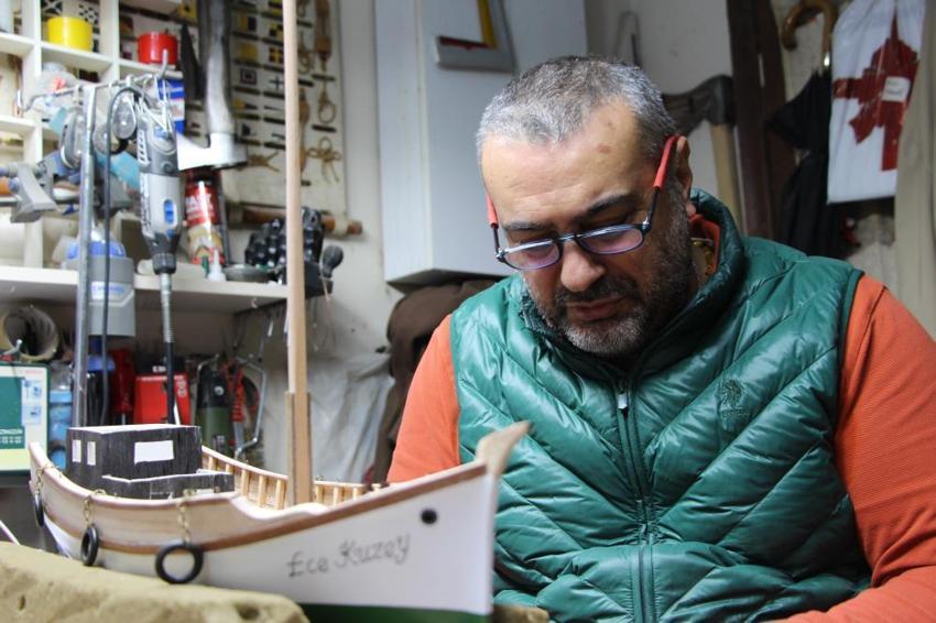 Hobi olarak başladı, dünya markası oldu: 40 metrekarelik dükkanda yaptığı gemi maketlerini Amerika'ya gönderiyor