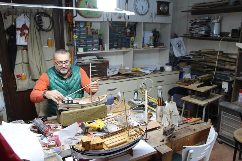 Hobi olarak başladı, dünya markası oldu: 40 metrekarelik dükkanda yaptığı gemi maketlerini Amerika'ya gönderiyor