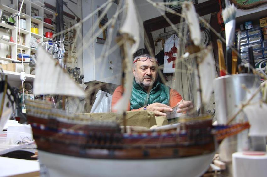 Hobi olarak başladı, dünya markası oldu: 40 metrekarelik dükkanda yaptığı gemi maketlerini Amerika'ya gönderiyor