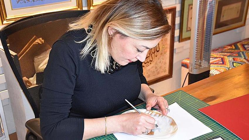 Deniz kabukları onun elinde sanat eserine dönüşüyor! İzmir'de tezhip sanatçısının deniz kabuklarının üzerine yaptığı çizimler dikkat çekiyor 