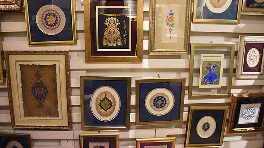 Deniz kabukları onun elinde sanat eserine dönüşüyor! İzmir'de tezhip sanatçısının deniz kabuklarının üzerine yaptığı çizimler dikkat çekiyor 