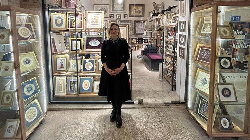 Deniz kabukları onun elinde sanat eserine dönüşüyor! İzmir'de tezhip sanatçısının deniz kabuklarının üzerine yaptığı çizimler dikkat çekiyor 