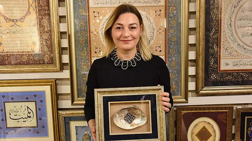 Deniz kabukları onun elinde sanat eserine dönüşüyor! İzmir'de tezhip sanatçısının deniz kabuklarının üzerine yaptığı çizimler dikkat çekiyor 