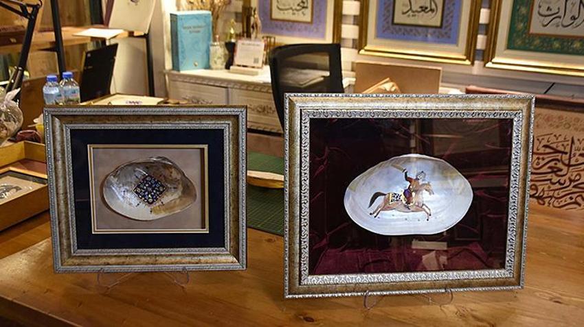 Deniz kabukları onun elinde sanat eserine dönüşüyor! İzmir'de tezhip sanatçısının deniz kabuklarının üzerine yaptığı çizimler dikkat çekiyor 