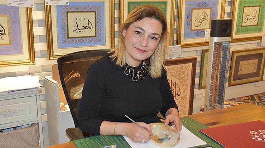 Deniz kabukları onun elinde sanat eserine dönüşüyor! İzmir'de tezhip sanatçısının deniz kabuklarının üzerine yaptığı çizimler dikkat çekiyor 