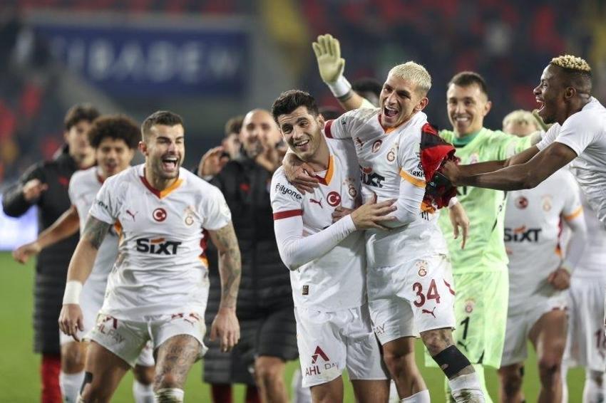 Adana Demirspor neden sahadan çekildi? Galatasaray Adana Demirspor maçı neden yarıda kaldı?

