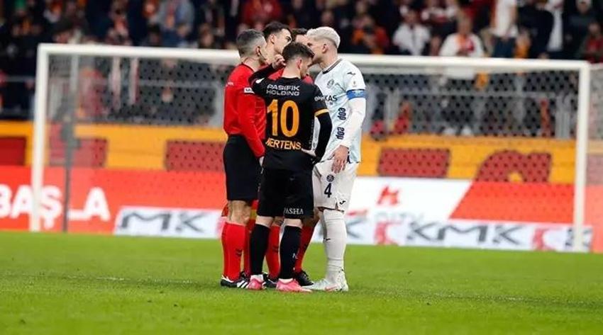 Mertens düştü, Türk futbolu karıştı! 'VAR da futbolu bilmiyor'
