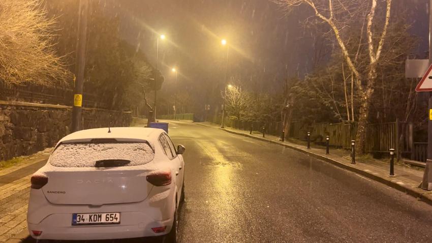 Yoğun kar yağışı İstanbul'da etkisini artırarak devam ediyor! Tatil haberleri ve uyarılar art arda geliyor 