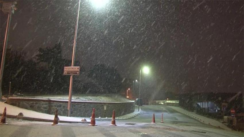 Yoğun kar yağışı İstanbul'da etkisini artırarak devam ediyor! Tatil haberleri ve uyarılar art arda geliyor 