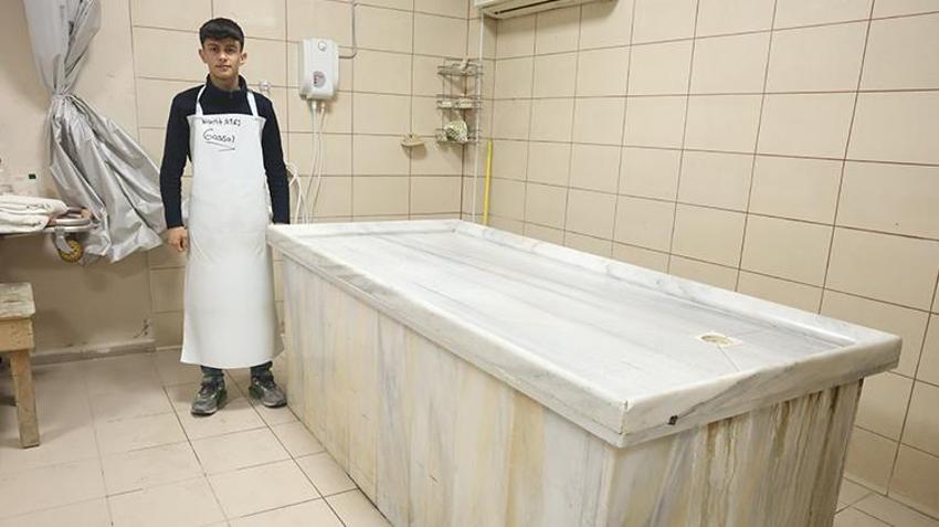 21 yaşındaki gassal vasiyet almaya başladı! 'Arkadaşlarım 'beni sen yıkayacaksın, ölünce de şu mezarlığa koy' diye vasiyet ediyorlar'